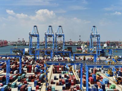 今年前8个月我国外贸进出口总值27.08万亿元，处于历史同期高位
