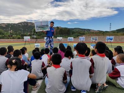即墨区鳌山卫白庙小学举行海洋国防爱国主义教育宣讲活动