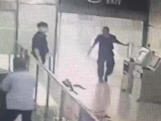 生死救援！医护坚持心肺复苏救回心脏骤停​男子