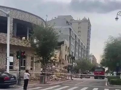 黑龙江同江市一闲置楼房发生部分坍塌1人被困，救出后经抢救无效死亡
