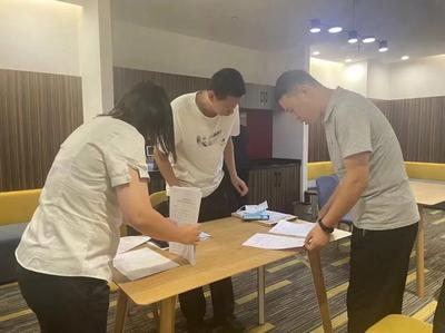 骗子加好友换脸成“领导”，他被骗走200余万