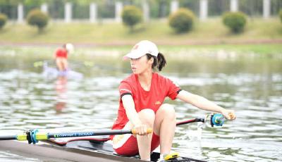 没人能随随便便成功！夺得首金姑娘的手上布满老茧