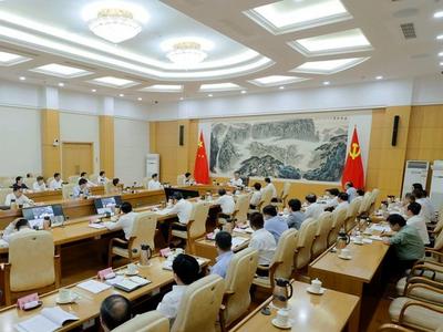 省委理论学习中心组进行集体学习
