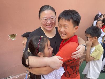 青岛顺兴路小学： “爱的抱抱”庆祝教师节 顺美之爱节节高！