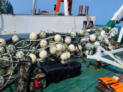中国海警局新闻发言人就菲律宾公务船非法侵闯黄岩岛发表谈话