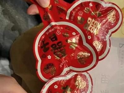 大学生“蹭酒席”随礼100元被指太少，年轻人能否摆脱红包“绑架”？