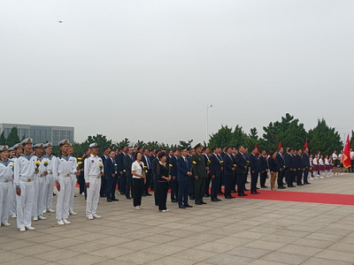 崂山区举行向人民英雄敬献花篮仪式