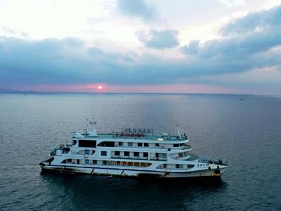 百余游客海上“追光”，限量版观日出体验浪漫启航