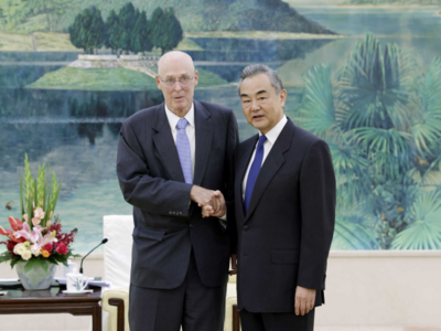 王毅会见美国前财政部长鲍尔森
