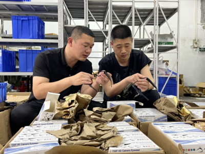 触目惊心！缴获的窃听窃照器材，摆满一整个体育馆……