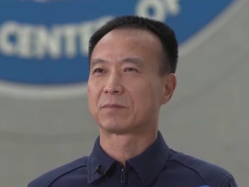 费俊龙获颁二级航天功勋奖章，邓清明、张陆荣获“英雄航天员”荣誉称号