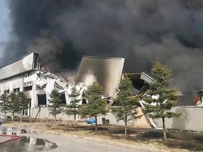 辽宁沈阳一库房发生火灾后坍塌，消防正在处置