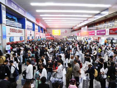 青岛汽车总站运输流量上升：投入200多部机动运力，增开班次400余班