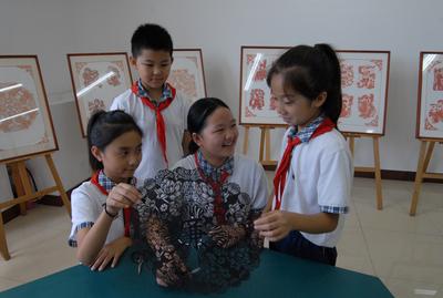 小手剪纸沁童心，清廉勤俭迎佳节