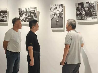 记录青岛城市变迁，这场摄影展在上街里书店·如是店举行