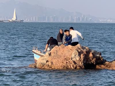 外地游客钓鱼太投入被困礁石，青岛公安民警协调船只施救