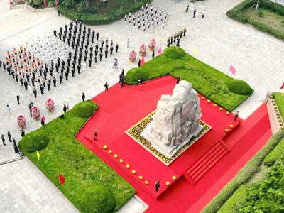 青岛市向人民英雄敬献花篮仪式举行