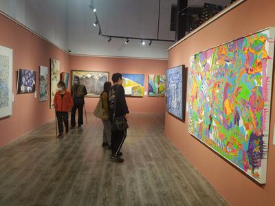 展出186位艺术家的223件作品，第六届青岛国际当代艺术双年展开幕