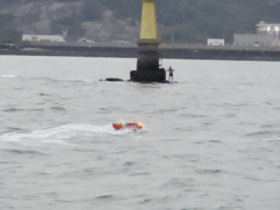 紧急！男子被困海上灯塔，青岛海岸警察火速救援