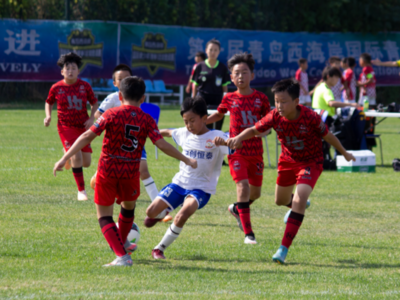 中韩足球少年切磋技艺，首届青岛西海岸国际青少年（夏季）足球邀请赛开幕
