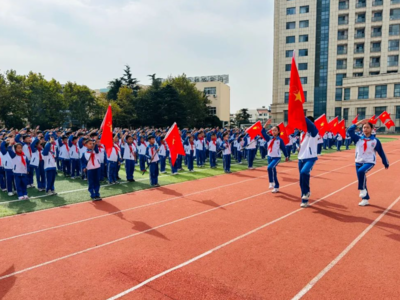 争做新时代好队员，香江路第一小学举行新队员入队仪式