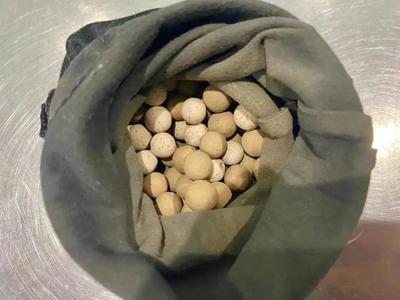 旅客入境携“保健石”，核辐射超标千倍