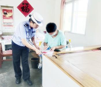 ​因身体瘫痪无法现场办理业务，“流动车管服务车”直接开到家门口