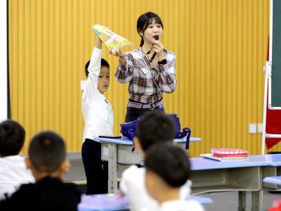 青岛福州路小学举行“学情会商·家长面对面”学校开放活动