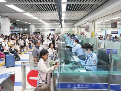 国家移民管理局：中秋国庆假期日均147.7万人次出入境
