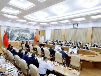 省委理论学习中心组进行集体学习