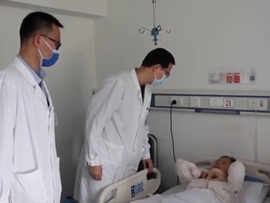 关灯了还在刷手机？注意！说的就是躺着看手机的你→