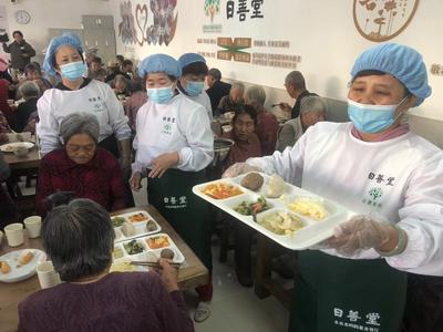 八旬老人免费吃午餐！青岛这里新增公益助老餐厅