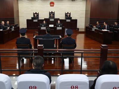 四川省人大常委会原党组副书记、副主任王铭晖受贿、滥用职权一案一审开庭