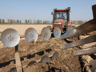 玉米秸秆腐熟还田，土地增肥农民增收