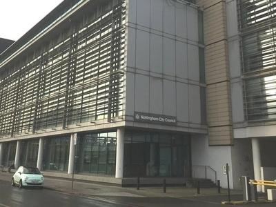 英国诺丁汉市宣布事实性破产，将停止法律规定的服务之外的所有支出