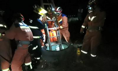 一人昏迷、一人无法站立！黄岛消防紧急救援被困管道井人员