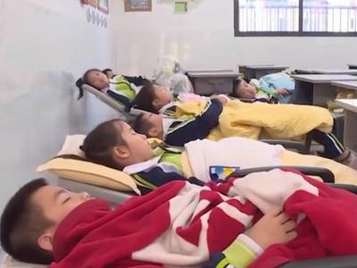 小学生午休“一键躺睡”！网友：全国推广