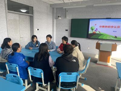 青岛福州路小学陈洪名师工作室：搭好平台让青年教师更快成长！
