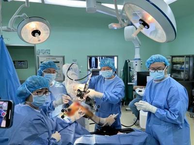 当天即可下地行走！齐鲁医院（青岛）完成全省首台国产单髁关节机器人手术