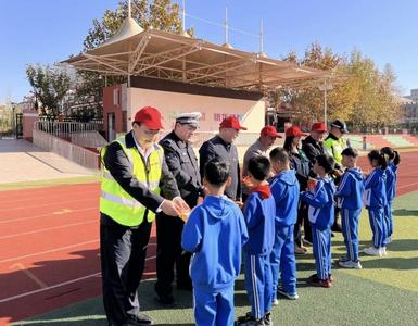 让出行更安全！“四方联动”走街入校开展交通安全宣传活动 