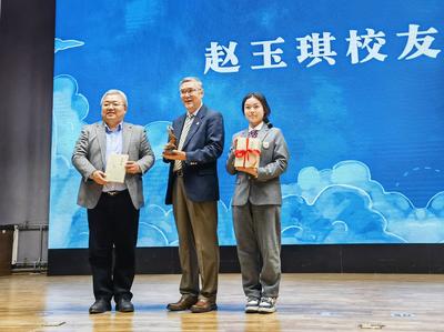 青岛九中校友赵玉琪回母校分享新书《寸草心》