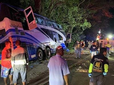 泰国一旅游大巴发生车祸，致14人死亡35人受伤