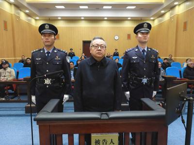 致使公共财产损失4.48亿余元！湖南省政协原副主席易鹏飞案开庭