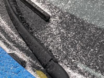 就在刚刚，青岛下雪了！网友：下了点味精，还是受潮的……