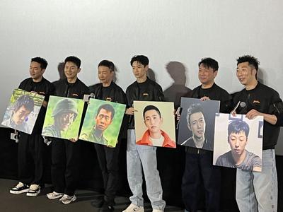 张译、李晨、魏晨亮相青岛宣传新片《三大队》，追凶12载团魂不灭
