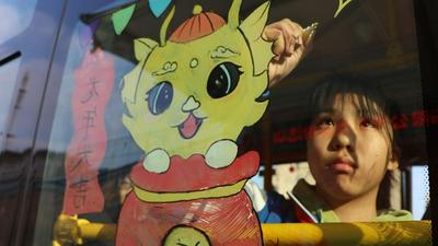 流动的“元旦贺卡”上线！青岛小学生彩绘公交车送新年祝福