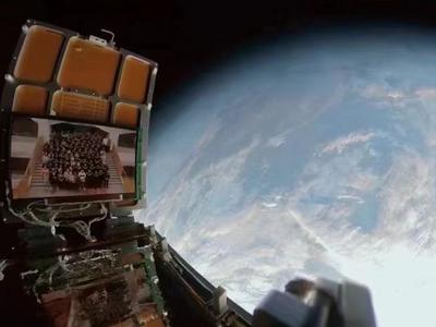 青影学生毕业照飞上太空与地球合影，勾起众多青影人的青春回忆