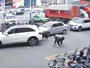 万元现金被大风吹跑，热心市民57秒“抢”回 