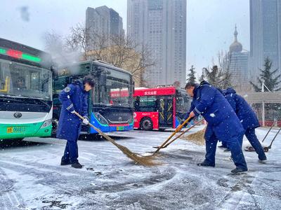 以雪为令！65支冬运突击队凌晨上路，青岛公交迎风战雪全力保畅通
