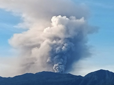 印尼杜科诺火山喷发，火山灰柱达1200米